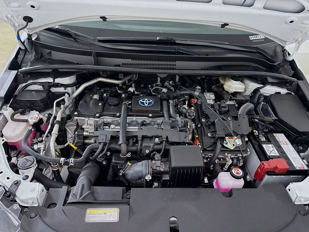 Used 2024 Wind Chill Pearl Toyota Hybrid LE image 28
