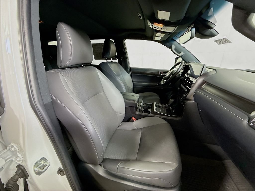 Used 2022 Starfire Pearl Lexus Base image 29
