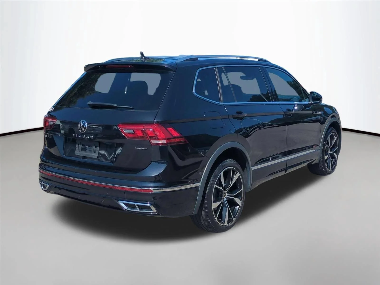 Used 2023  Volkswagen SEL R-Line image 5