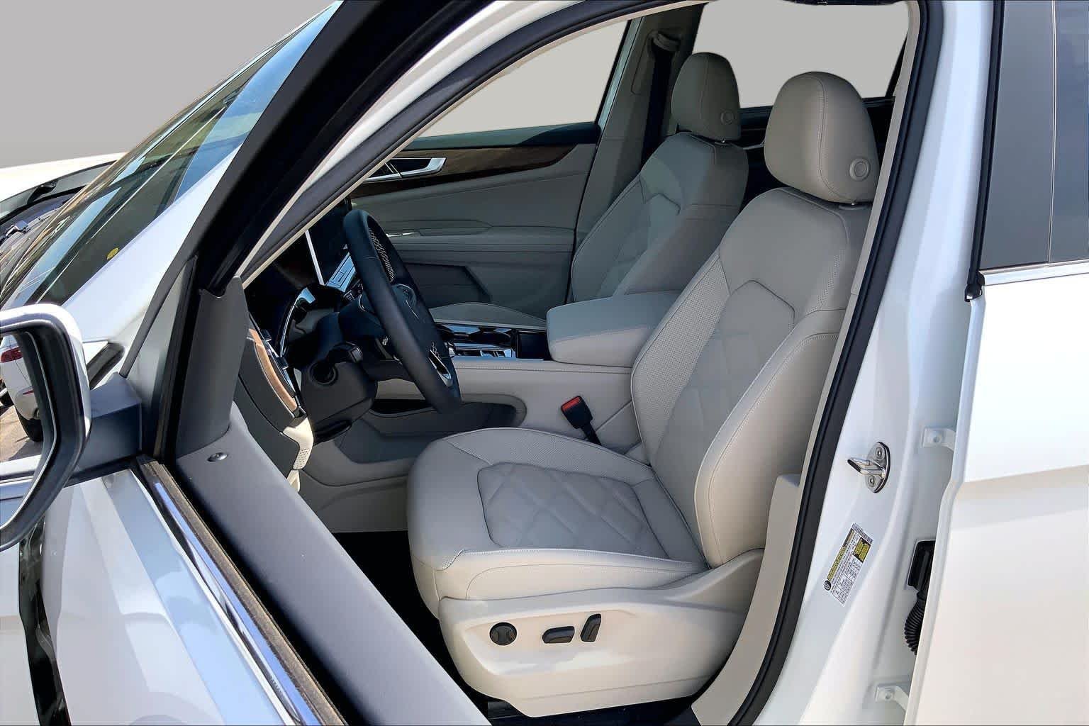 New 2026 Opal White Pearl Volkswagen 2.0T SE w/Technology image 9