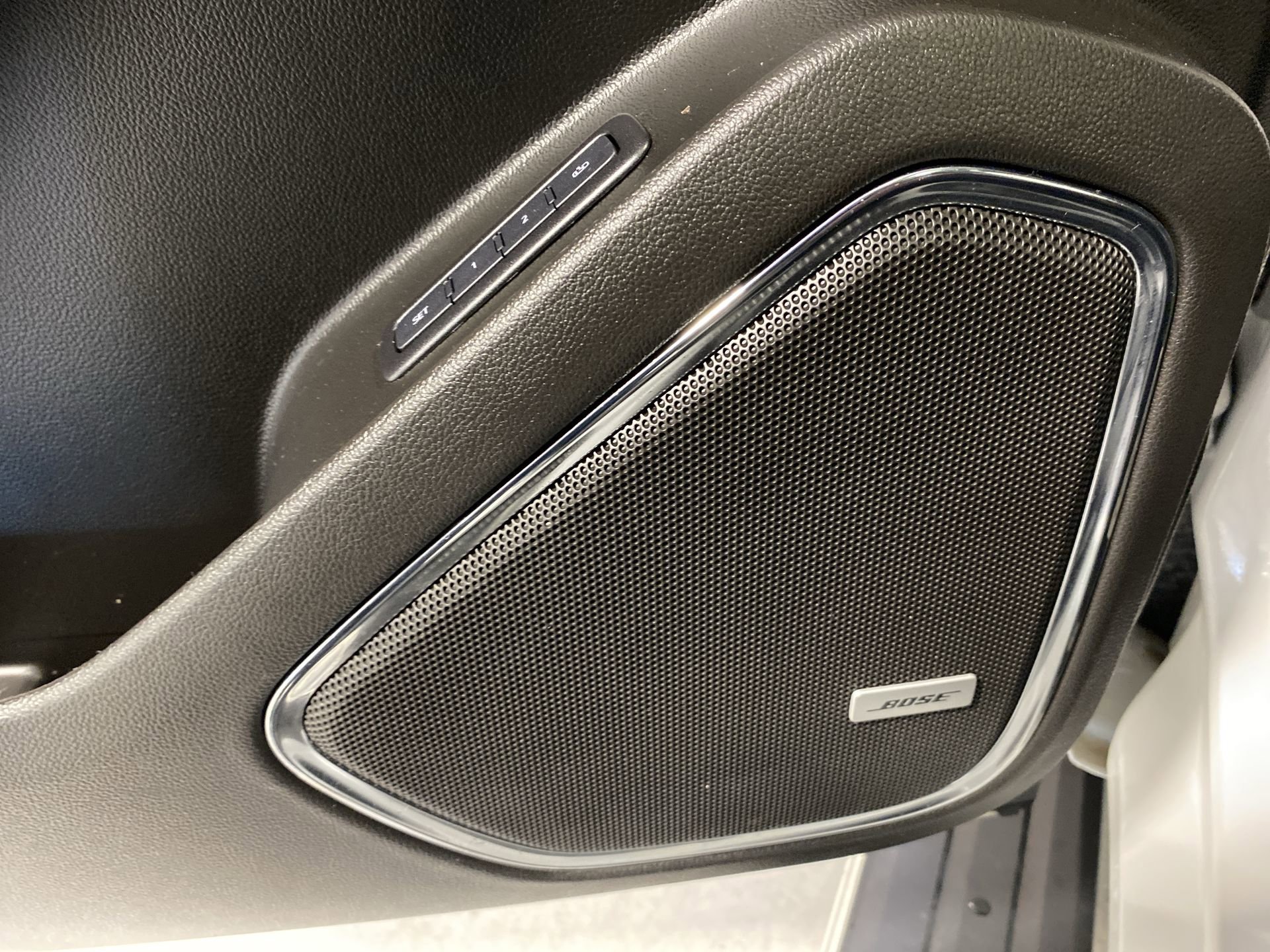 Used 2020 IRIDESCENT PEARL TRICOAT Chevrolet Premier image 25