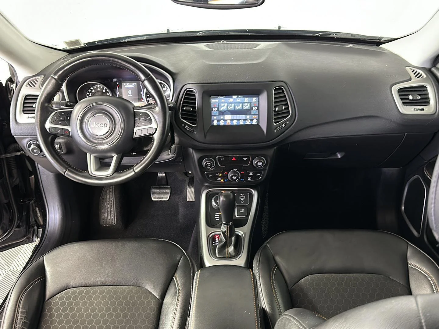 Used 2020 Diamond Black Crystal Pearlcoat Jeep Latitude image 19