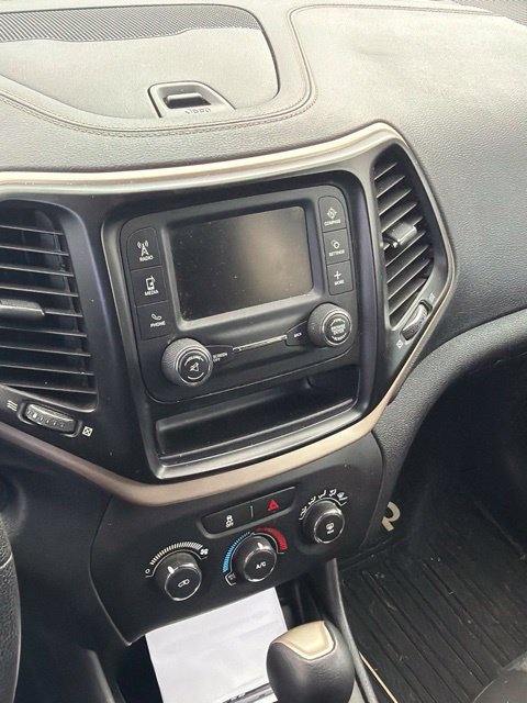 Used 2018 Silver Jeep Latitude image 14