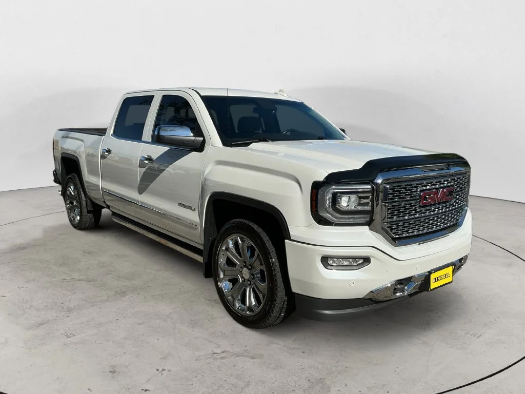 Used 2017 WHITE FROST TRICOAT GMC Denali image 5
