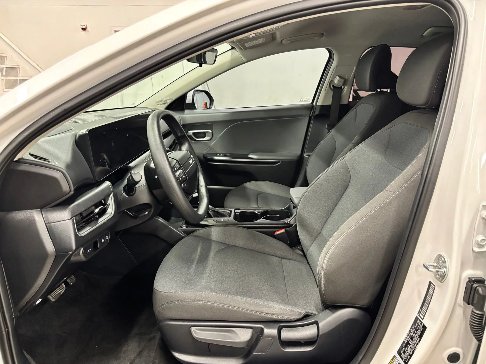 Used 2025 White Kia LXS image 17