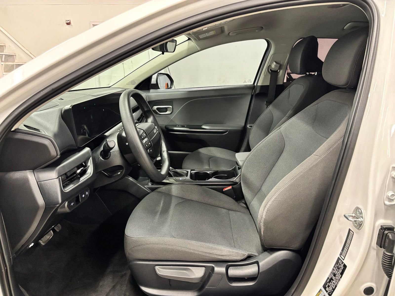 Used 2025 White Kia LXS image 17
