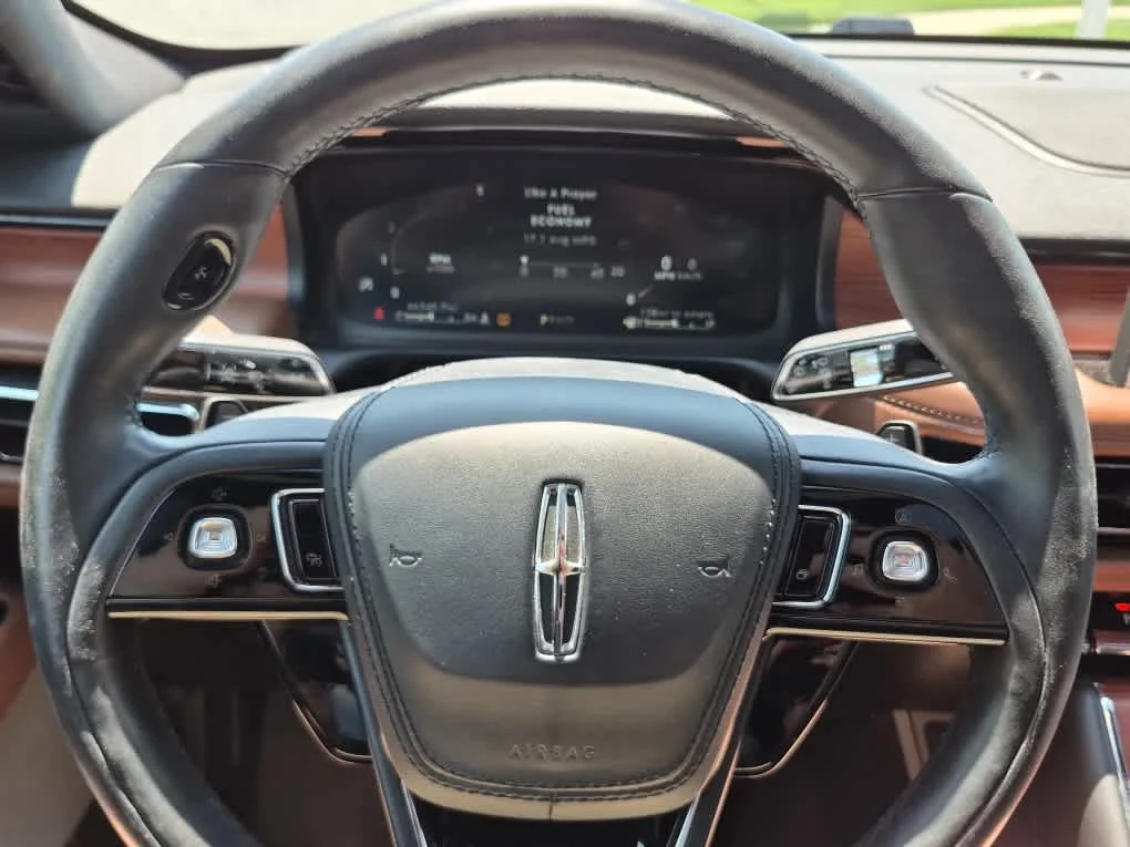 Used 2020 Infinite Black Metallic Lincoln Reserve image 18