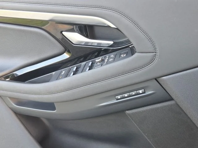 Used 2020  Land Rover R-Dynamic SE image 28