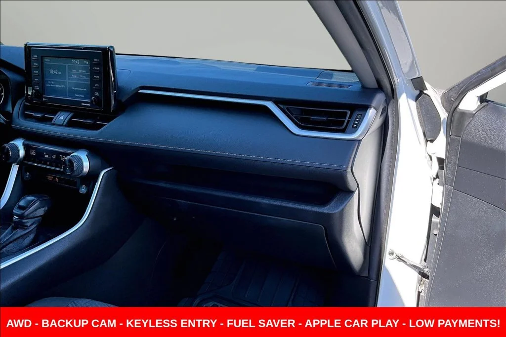 Used 2020 White Toyota XLE image 31