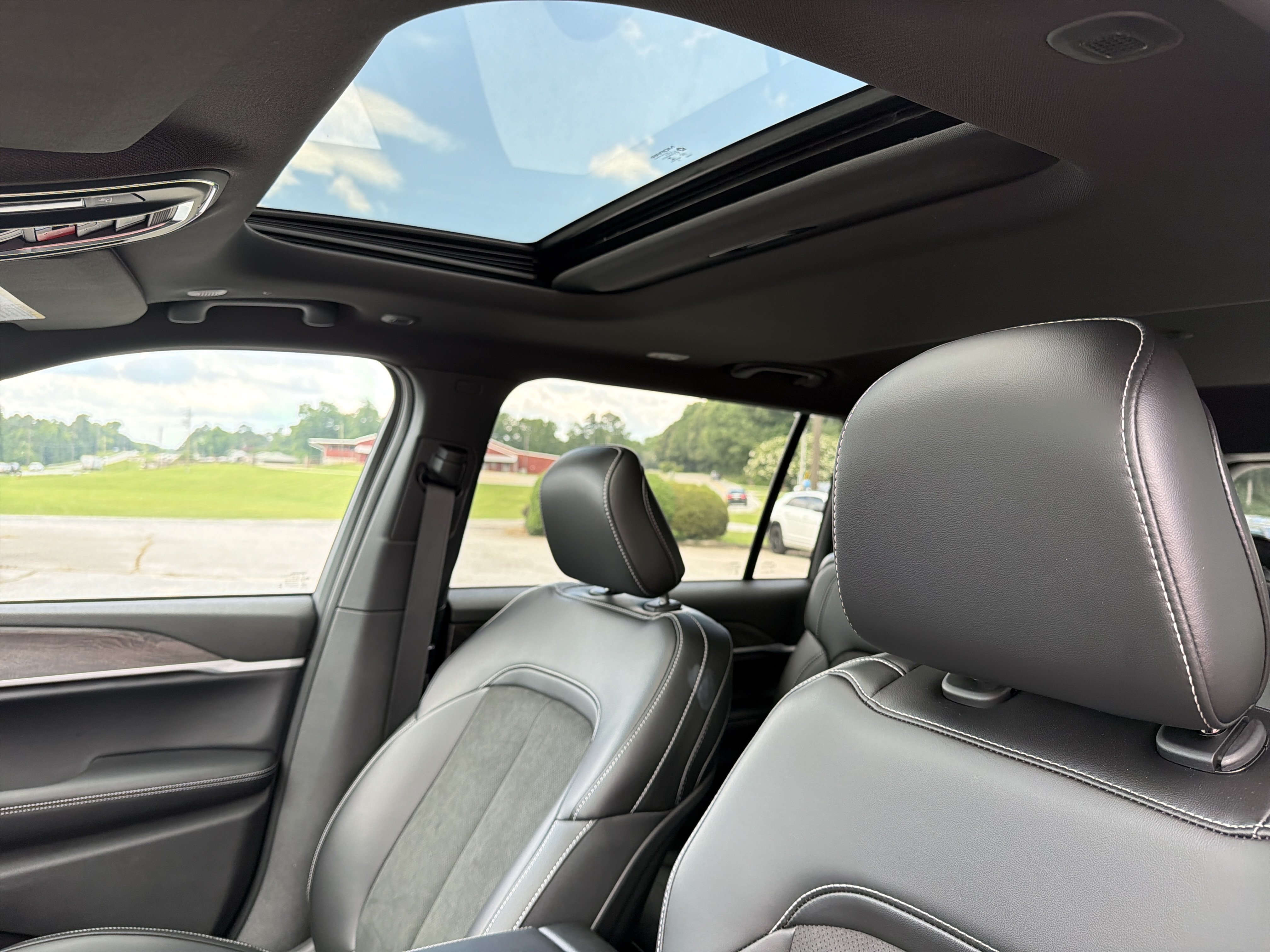 New 2026 Baltic Gray Metallic Clear-Coat Exterior Paint Jeep Laredo Altitude image 32