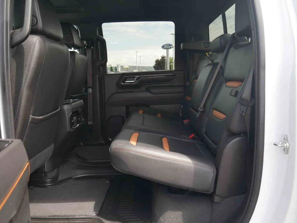 Used 2025 White GMC AT4 image 18