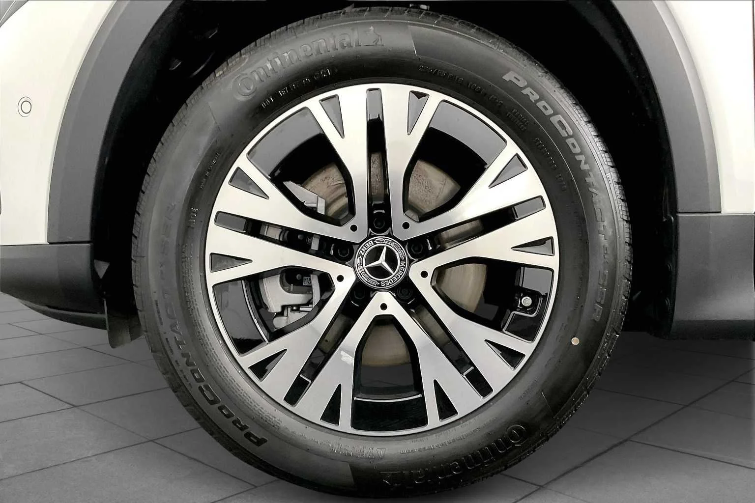 Used 2025 Polar White Mercedes-Benz GLB 250 image 16