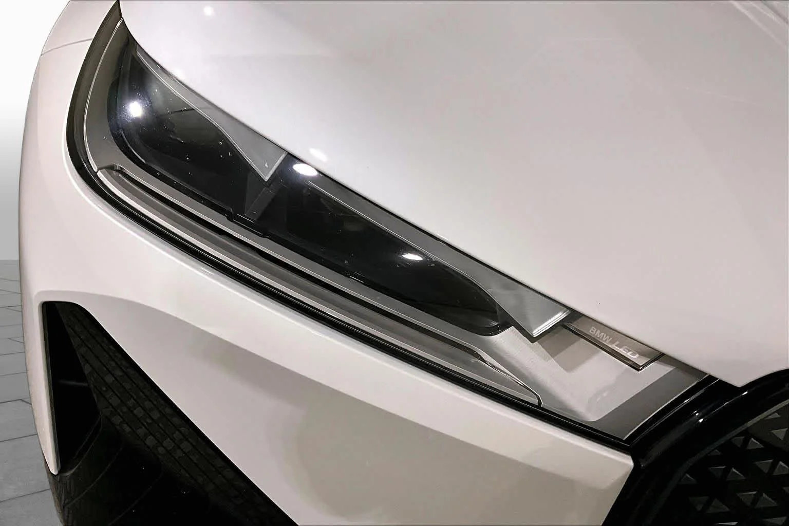 Used 2024 Mineral White Metallic BMW xDrive50 image 26
