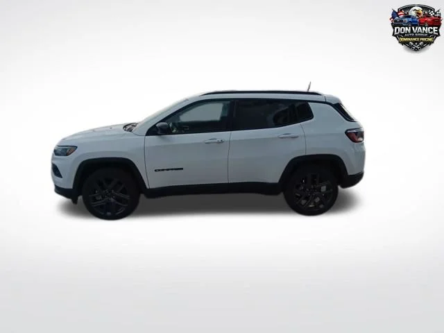 New 2026 Bright White Clearcoat Jeep Latitude image 2