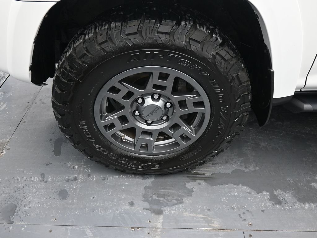 Used 2020 White Toyota Venture image 14