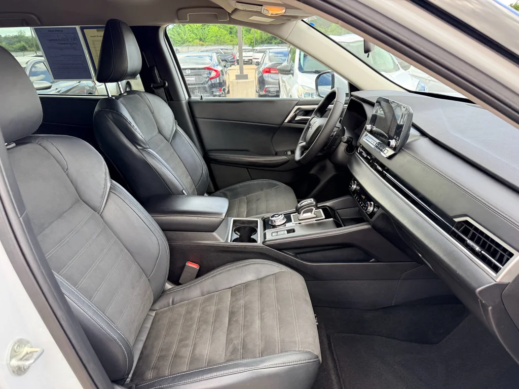 Used 2023  Mitsubishi SE Special Edition image 13