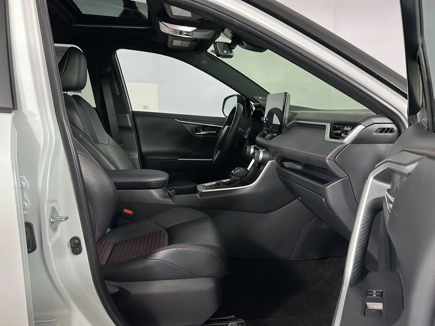 Used 2023 Wind Chill Pearl w/Midnight Black Metallic Roof Toyota XSE image 31