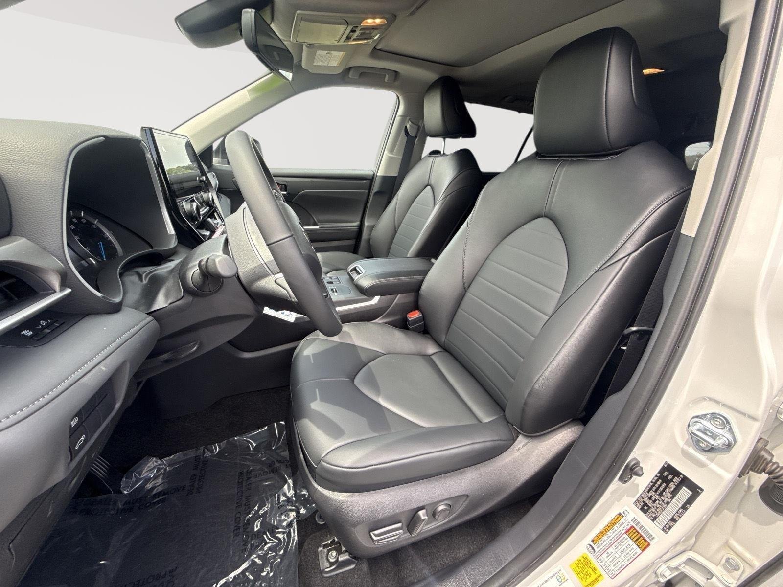 Used 2026 Wind Chill Pearl Toyota Hybrid XLE image 3