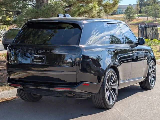 Used 2023  Land Rover SE image 3