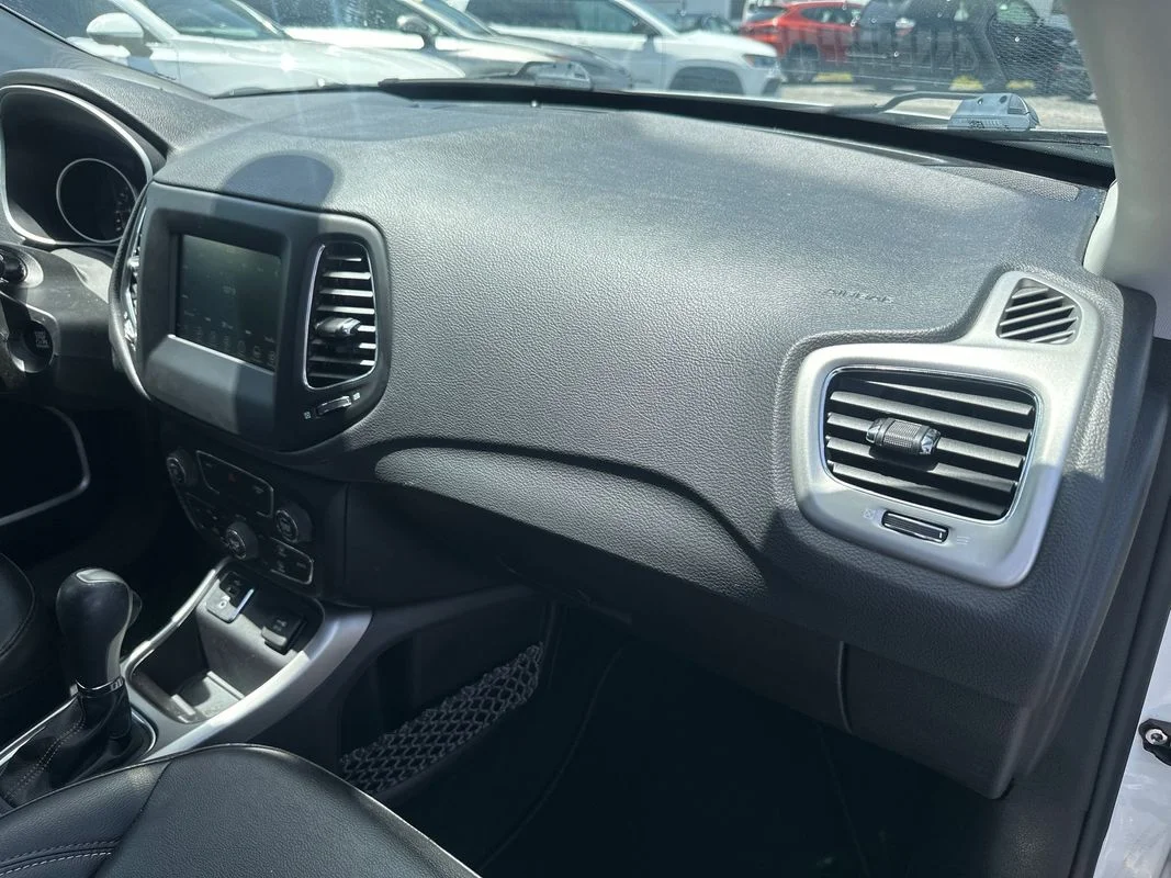 Used 2019  Jeep Latitude FWD image 31