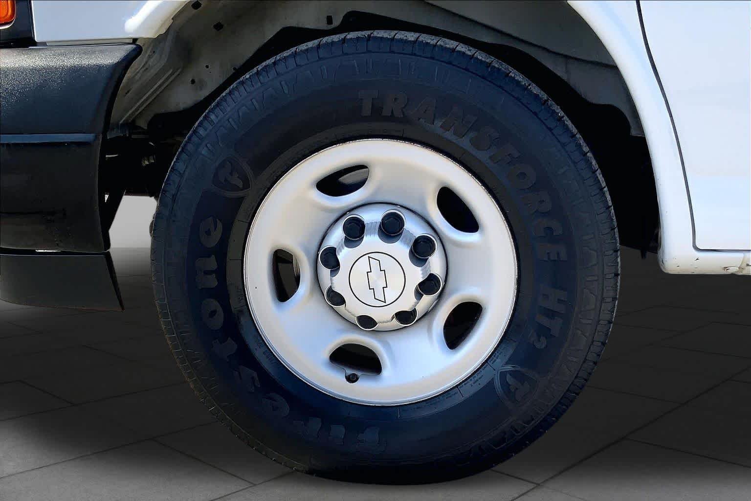 Used 2019 Summit White Chevrolet  image 10