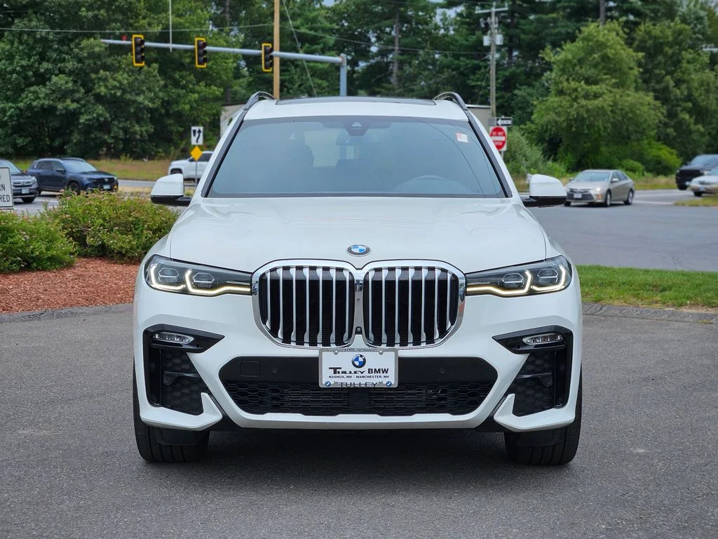 Certified Used 2022 Alpine White BMW xDrive40i image 2
