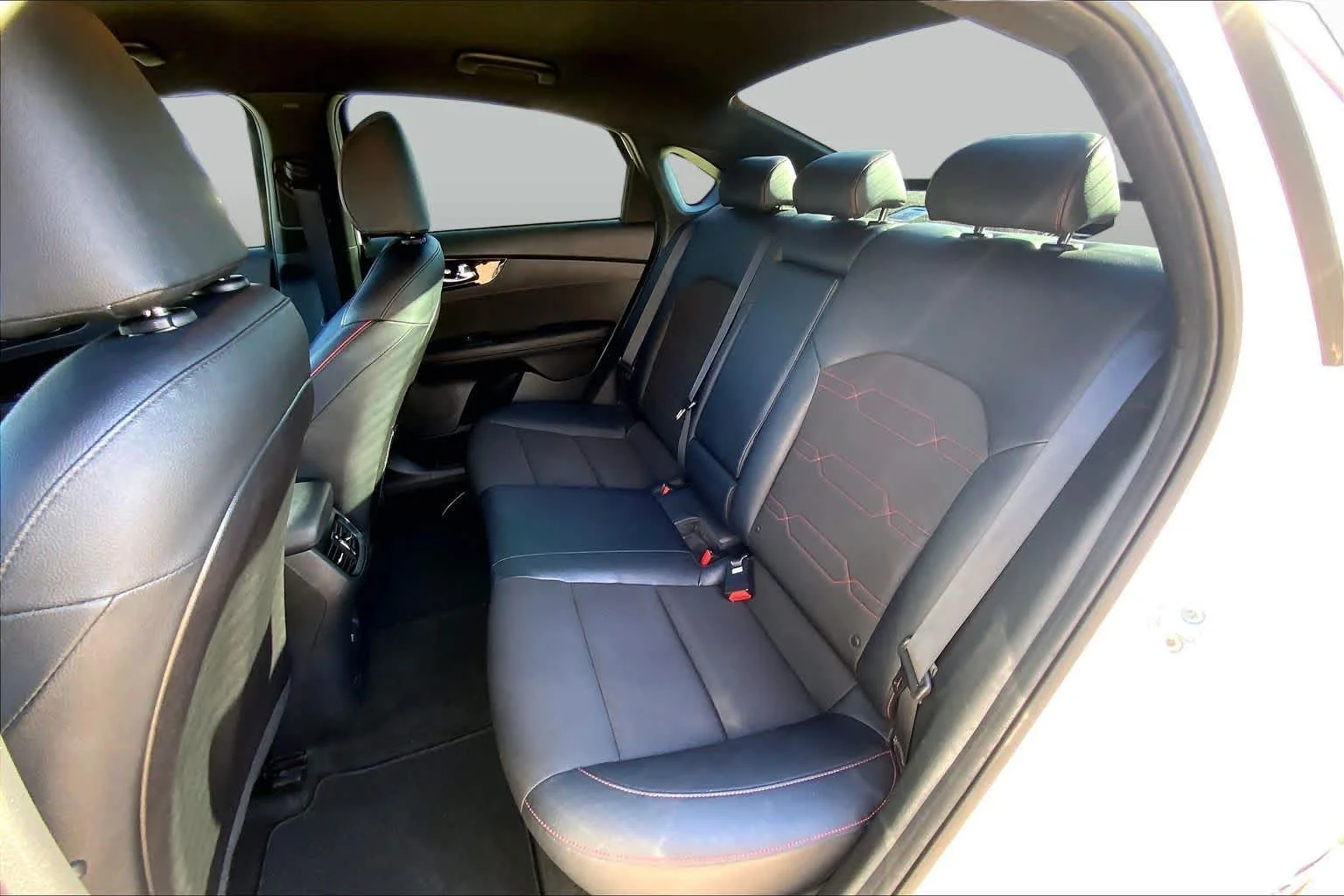 Used 2022 Snow White Pearl Kia GT image 19