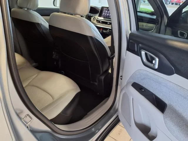 Used 2022 Billet Silver Metallic Jeep Latitude image 25