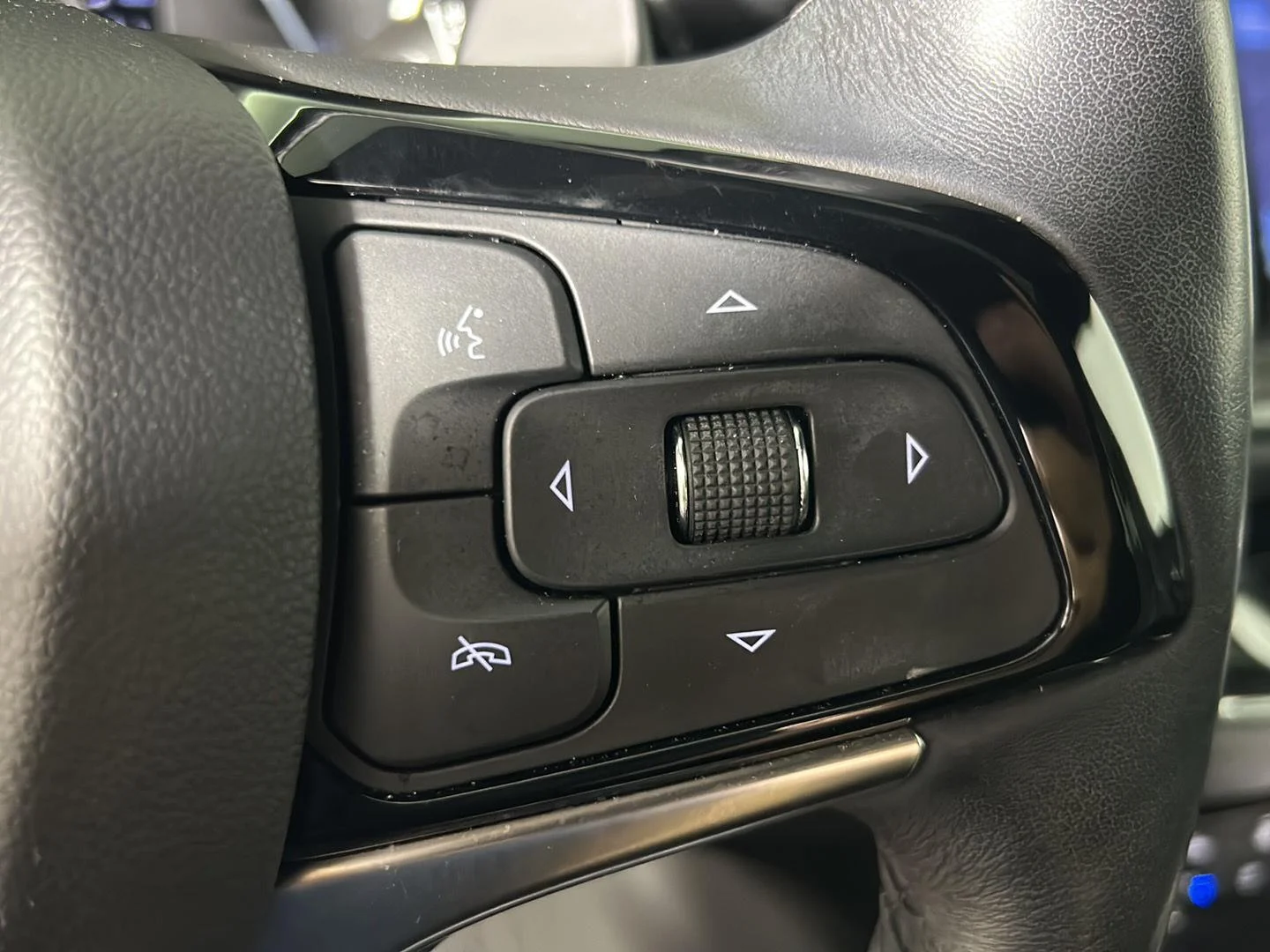 Used 2024 Ebony Twilight Metallic Buick Avenir image 29