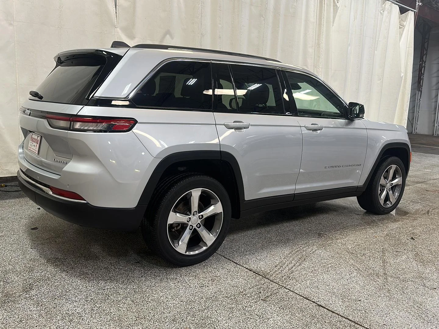 Used 2022 Silver Zynith Jeep Limited image 5
