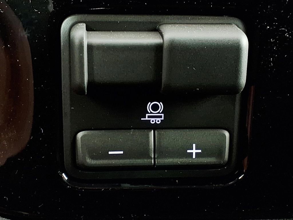 New 2026 Summit White GMC Elevation image 22