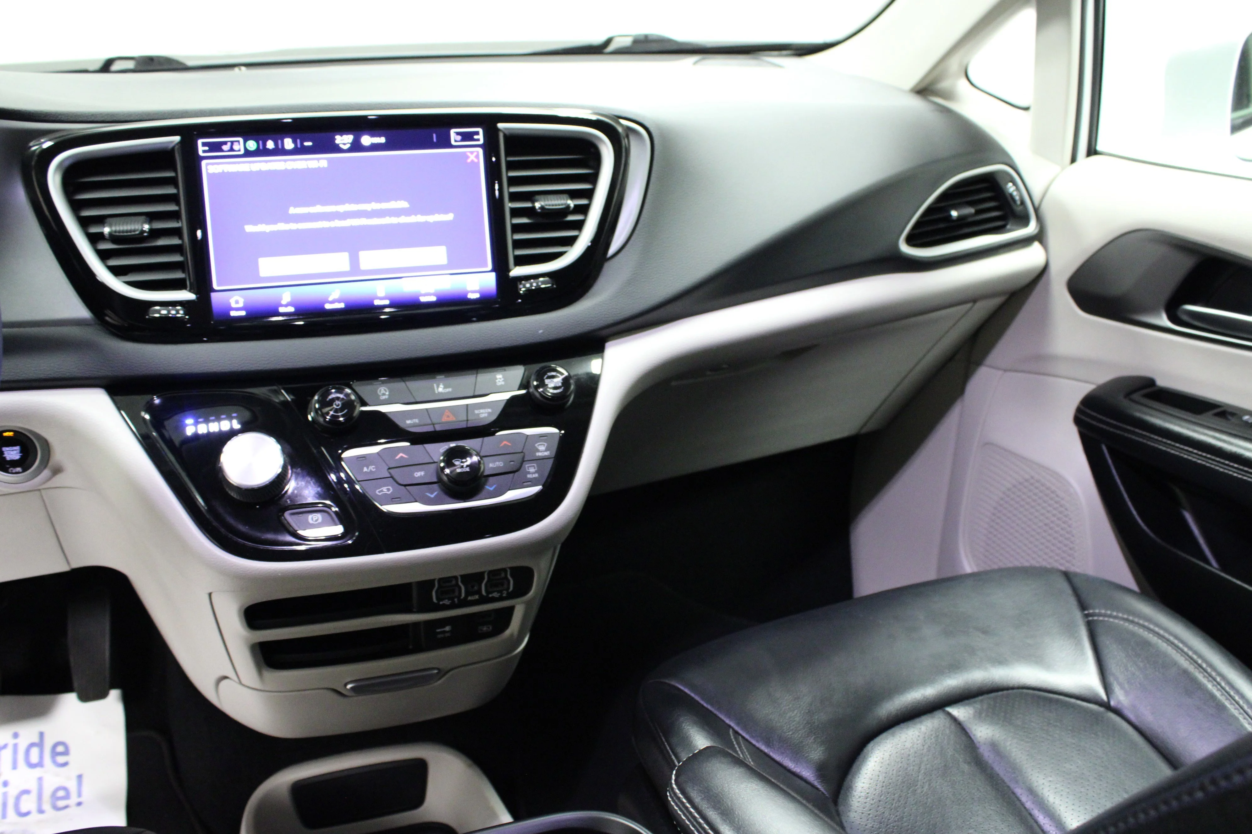 Used 2022 Bright White Clearcoat Chrysler Touring L image 20