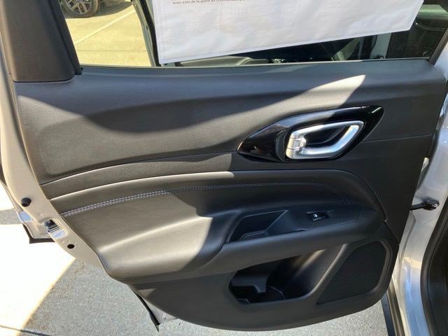 New 2026 Silver Zynith Metallic Clear-Coat Exterior Paint Jeep Latitude Altitude image 20