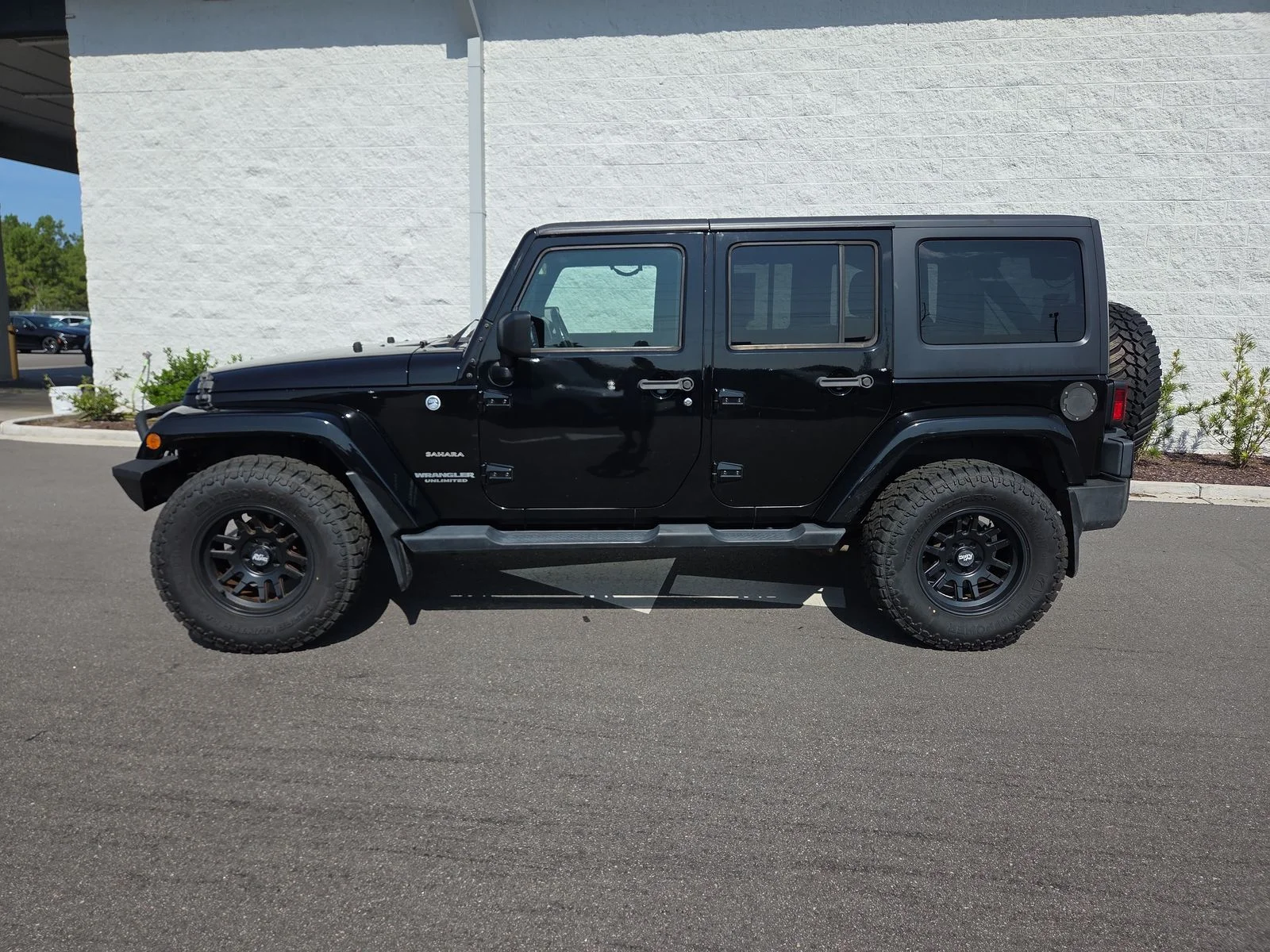 Used 2016 Black Clearcoat Jeep Unlimited Sahara image 2