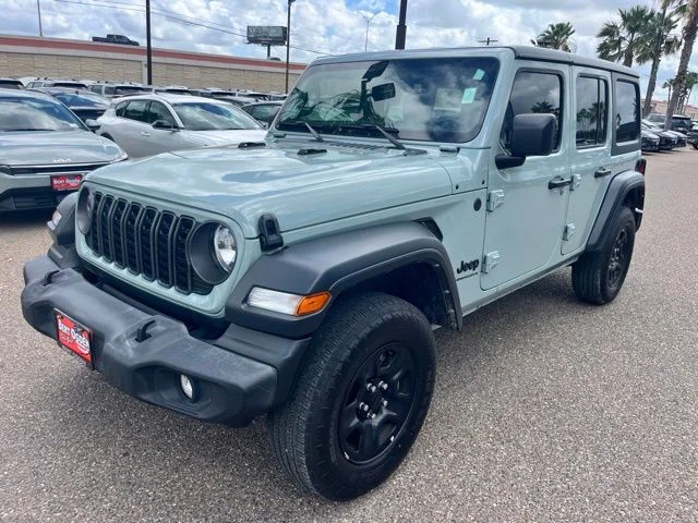 Used 2024  Jeep Sport image 5