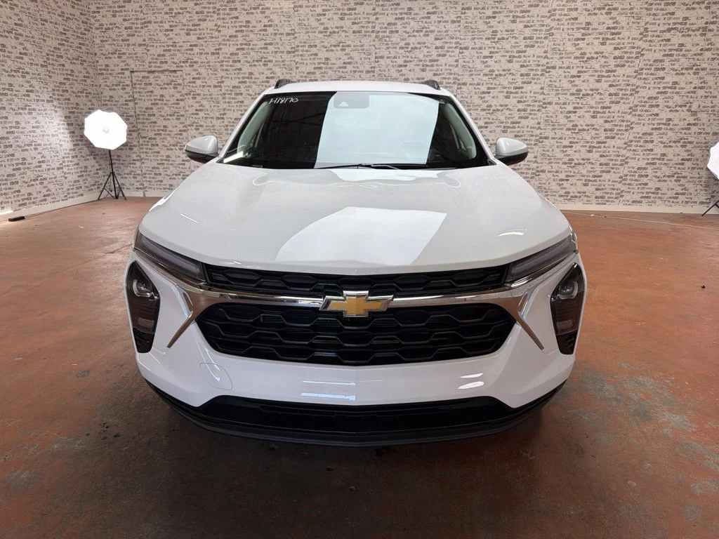 Used 2025 Summit White Chevrolet LT image 2