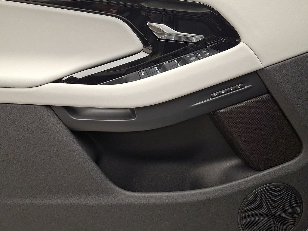 New 2026 Seoul Pearl Silver Land Rover S image 9