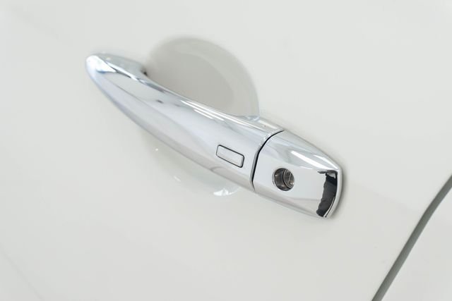 Used 2022 White Nissan 2.5 S image 8