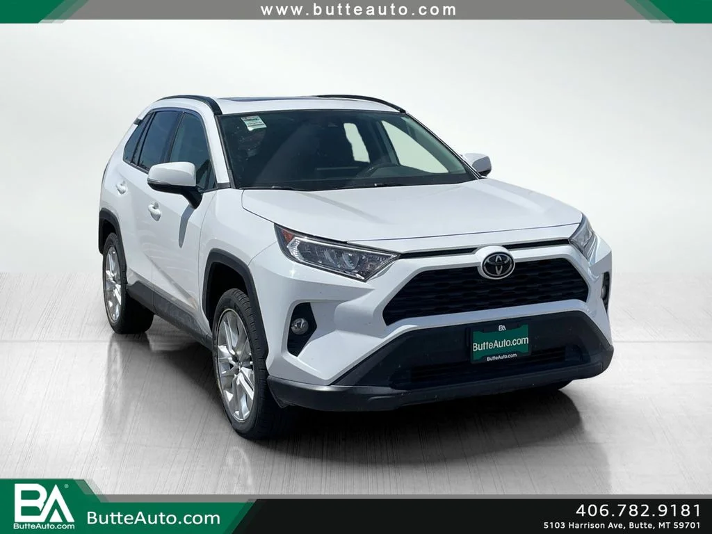 Used 2019 Super White Toyota XLE Premium image 1
