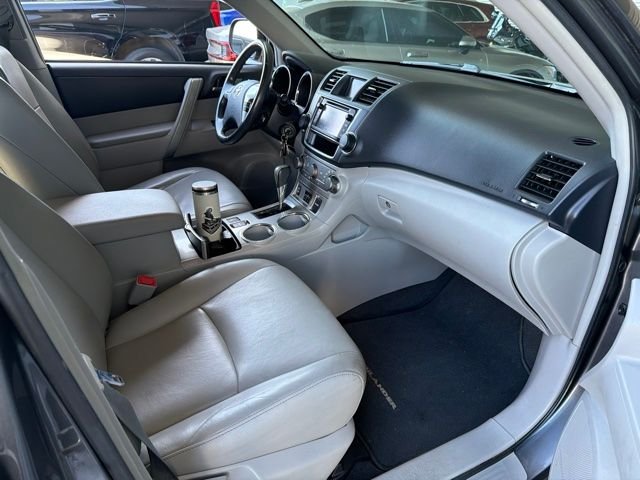 Used 2013 Gray Toyota SE image 9
