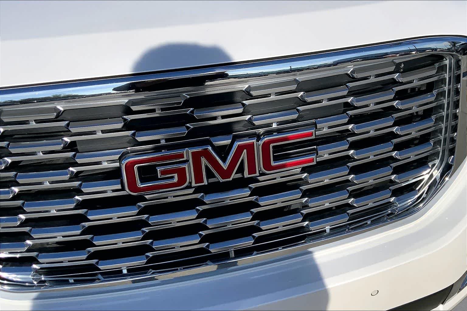 Used 2019 White Frost Tricoat GMC Denali image 30