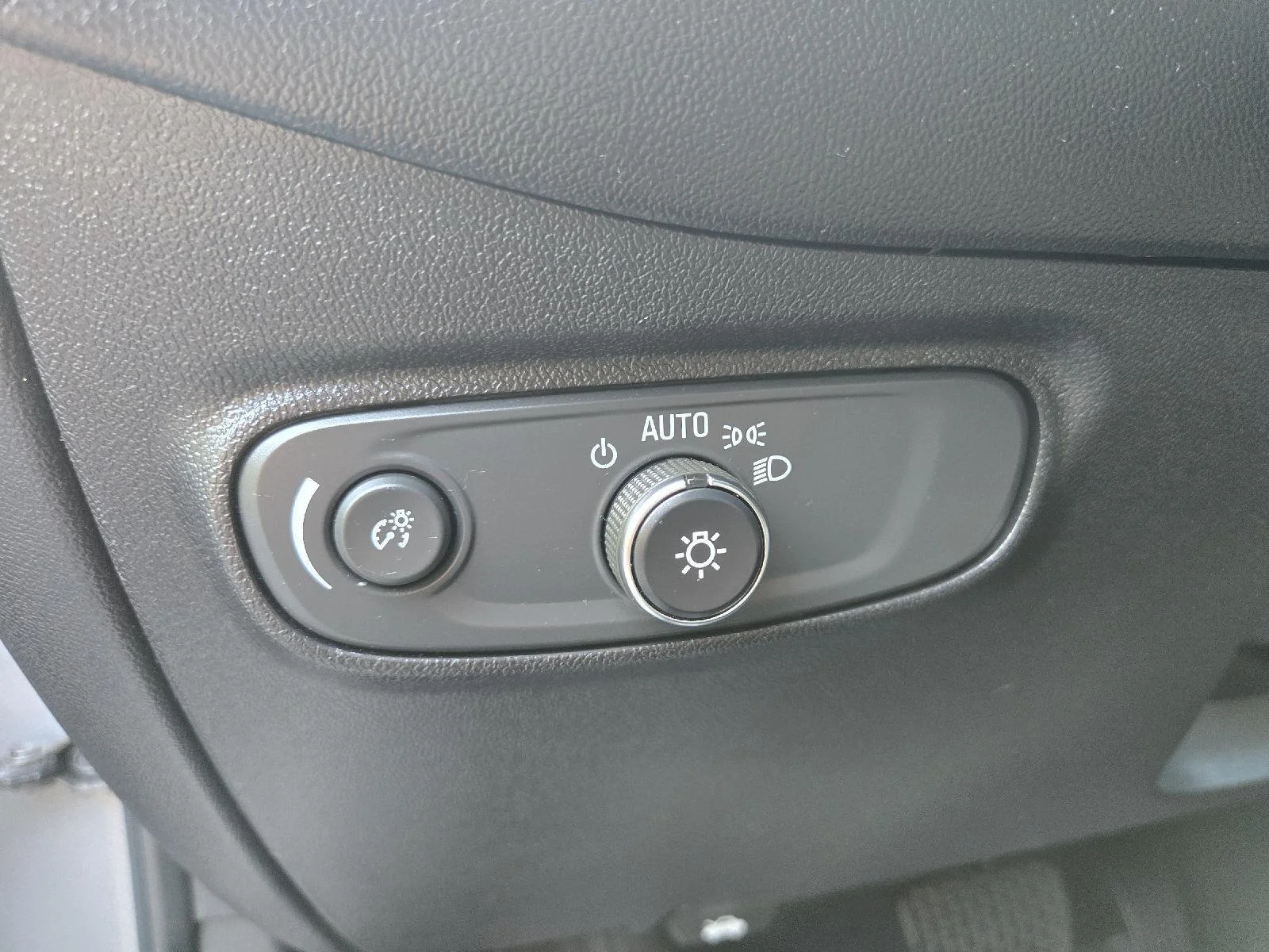 Used 2018 Pepperdust Metallic Chevrolet LT image 16