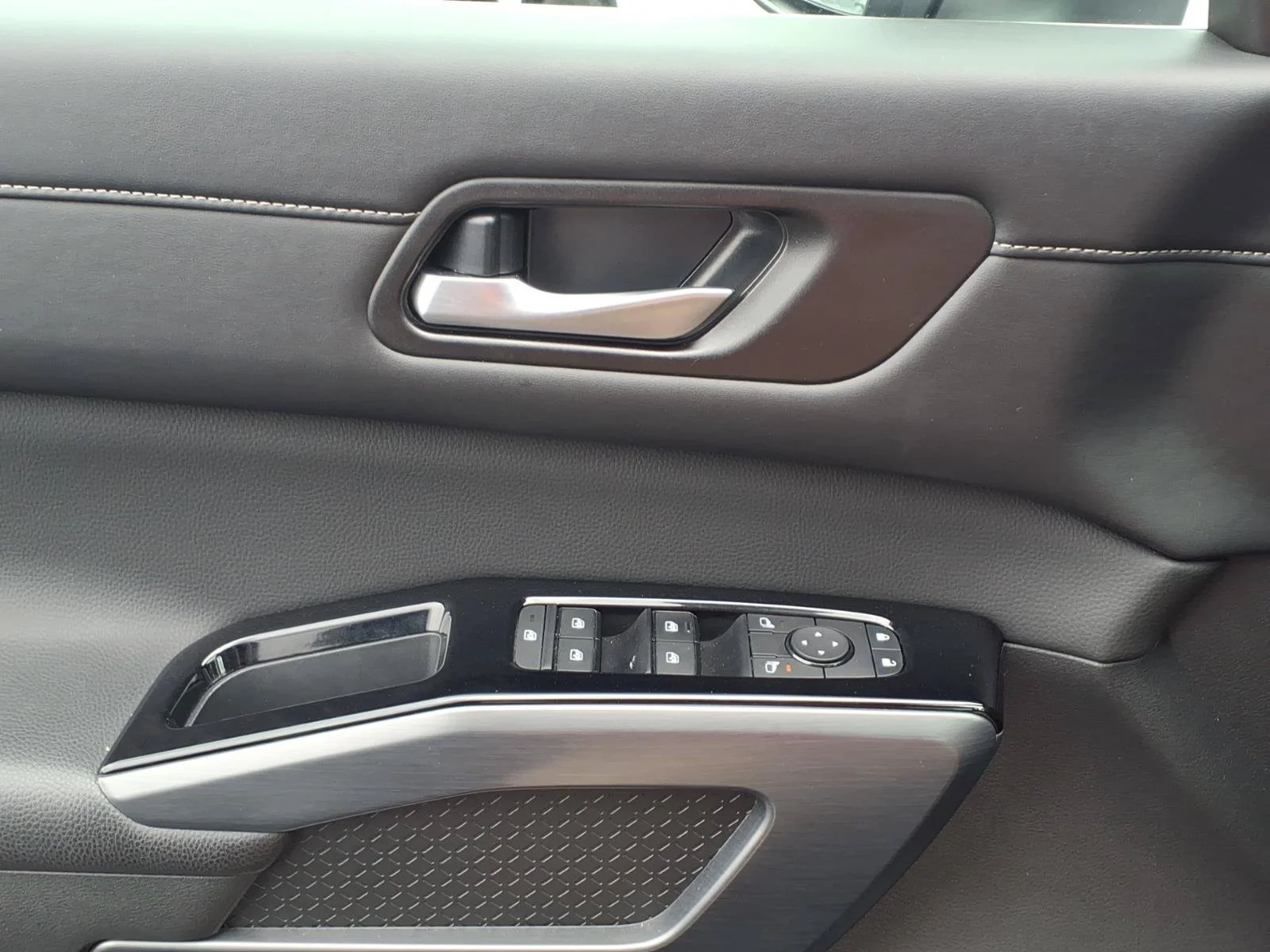 Used 2025 Gun Metallic Nissan SL image 24