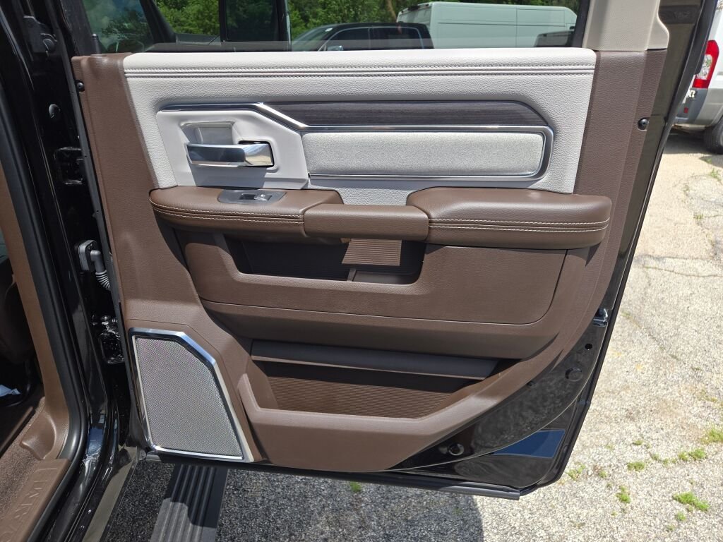 New 2026 Diamond Black Crystal Pearl-Coat Exterior Paint RAM Laramie image 9