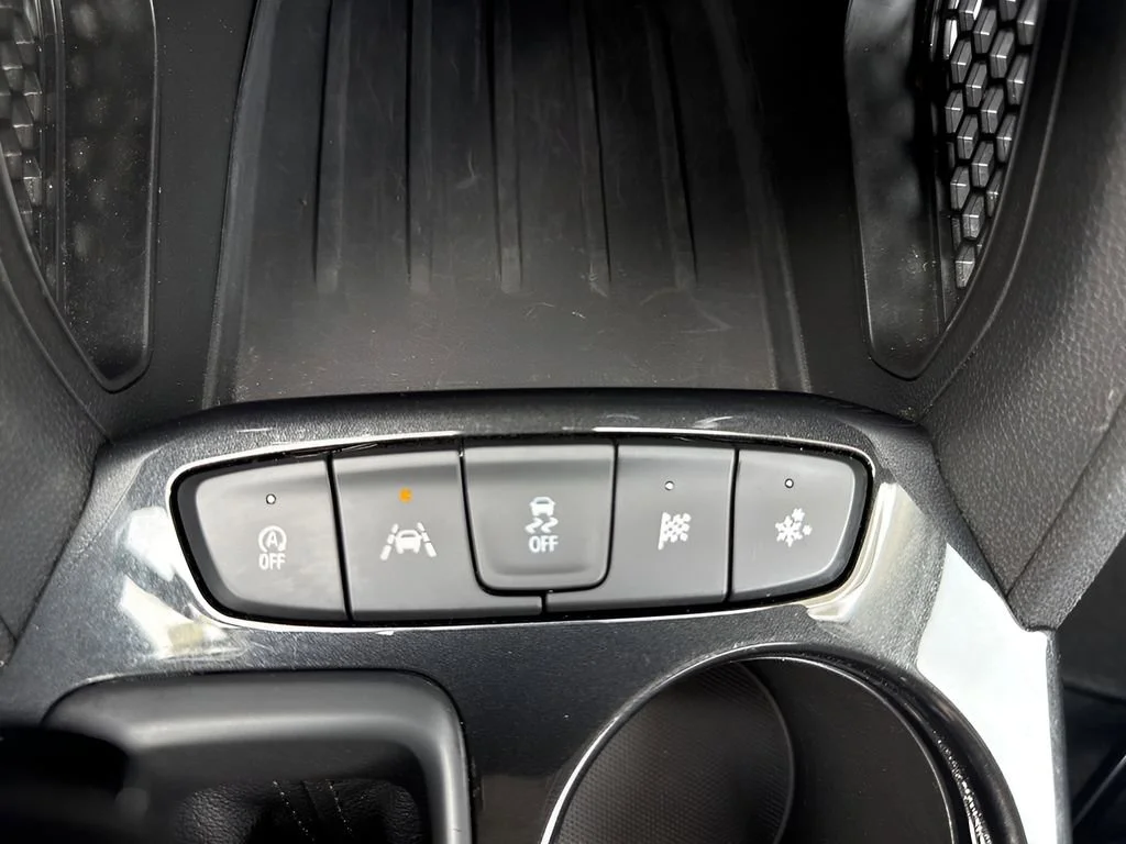 Used 2025 Summit White Chevrolet LT image 21