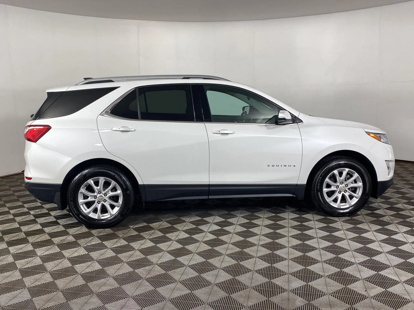 Used 2019 Iridescent Pearl Tricoat Chevrolet LT image 4