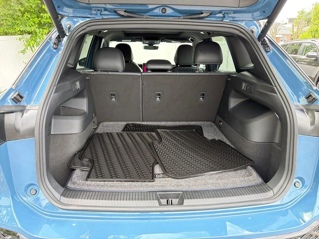 Used 2025 Blue Volkswagen 2.0T SE R-Line Black image 27