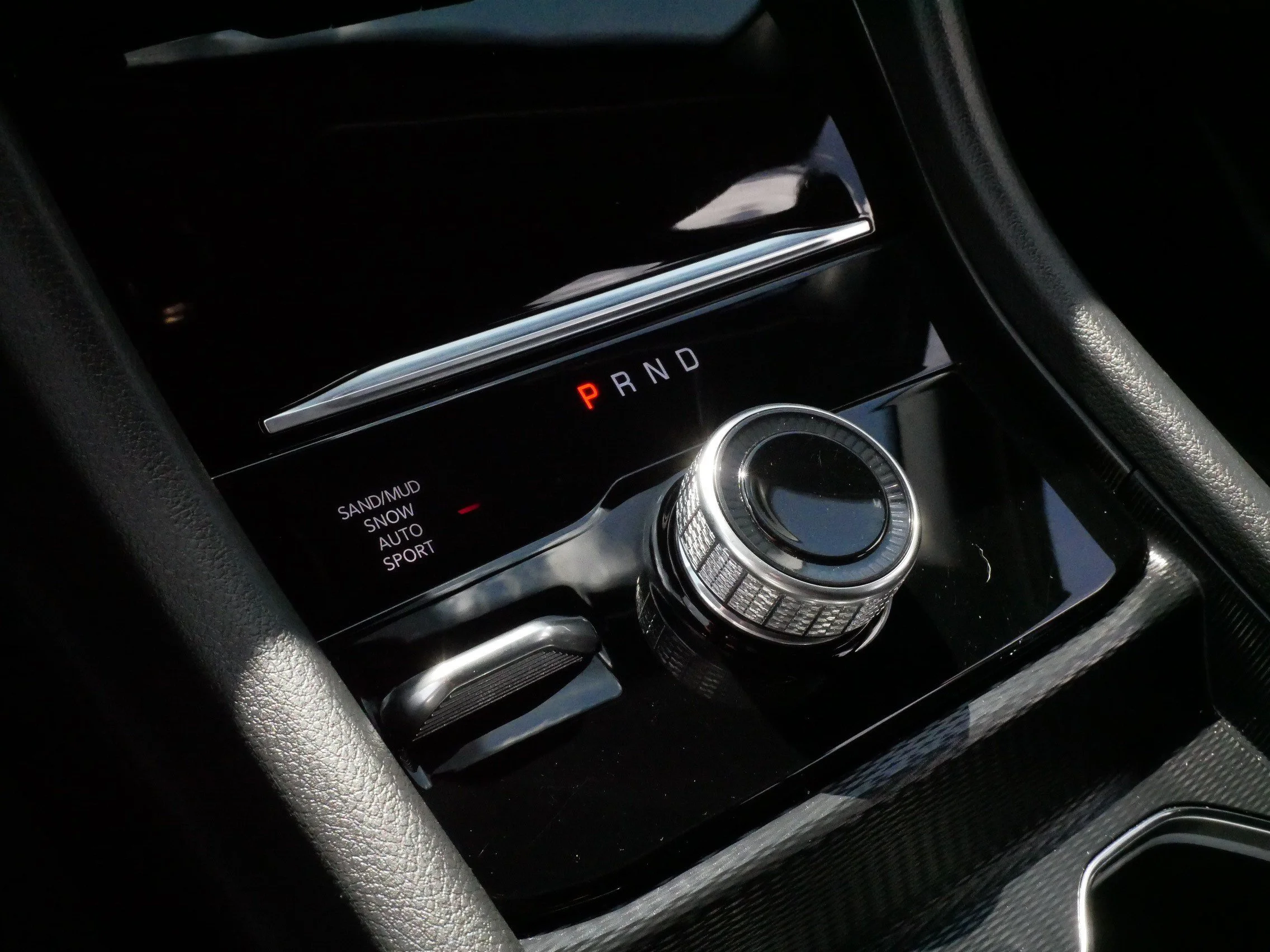 Used 2025 Diamond Black Crystal Pearlcoat Jeep Limited image 24