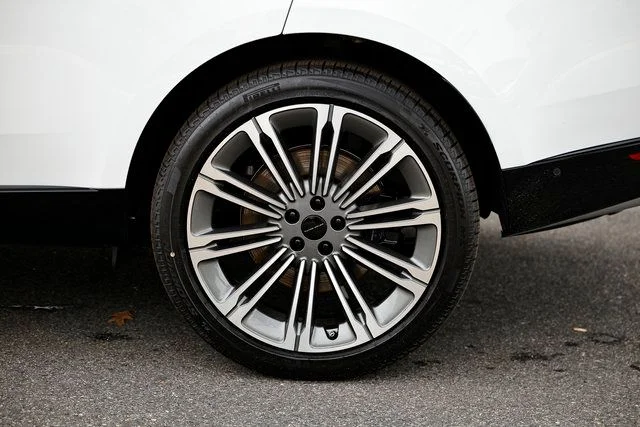 New 2026 Fuji White Land Rover SE image 6