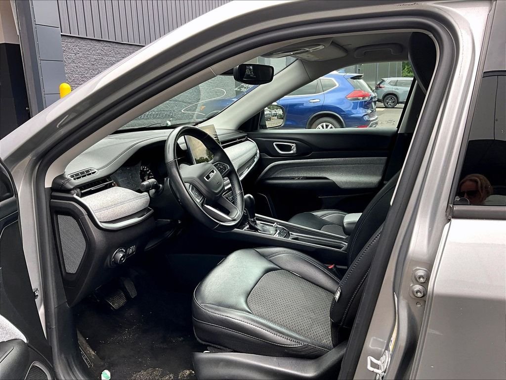 Used 2022 Silver Jeep Latitude image 7